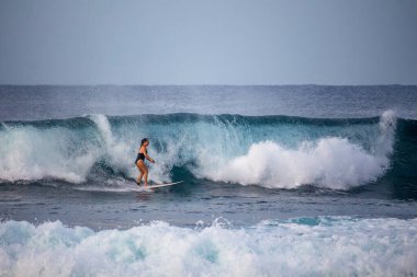 Hikkaduwa, Sri Lanka - 12 / 15 / 2019 - Dalgalara binen profesyonel sörfçü kız 