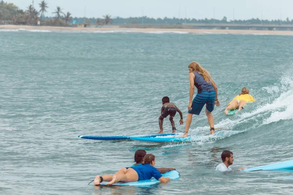 Arugam Bay Sri Lanka 2021 Srilankaans Kind Dat Surft Met — Stockfoto