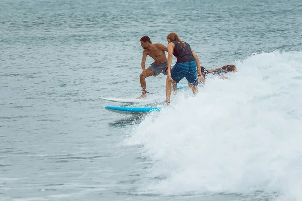 Arugam Bay Sri Lanka 2019 Twee Mannen Die Competitief Surfen — Stockfoto