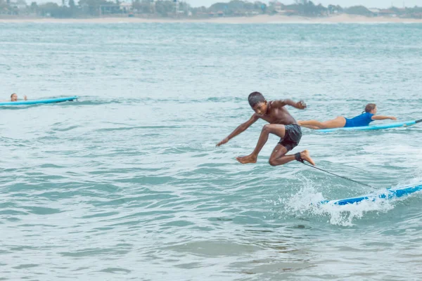 Arugam Bay Sri Lanka 2019 Twee Mannen Die Competitief Surfen — Stockfoto