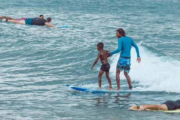 Arugam Bay Sri Lanka 2019 Jonge Srilankaanse Jongen Een Andere — Stockfoto