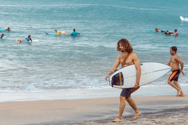 Arugam Bay Sri Lanka 2019 Surfer Wandelen Het Strand Met — Stockfoto