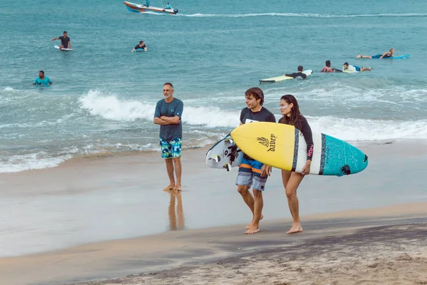 Arugam Bay Sri Lanka 2019 Pro Surfkoppel Dat Het Strand — Stockfoto