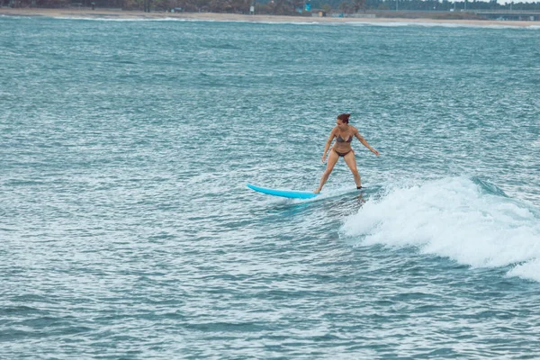 Arugam Bay Sri Lanka 2019 Blank Surfbikini Meisje Probeert Surfen — Stockfoto