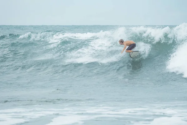 Arugam Bay Sri Lanka 2019 Surfista Professionista Naviga Attraverso Grande — Foto Stock