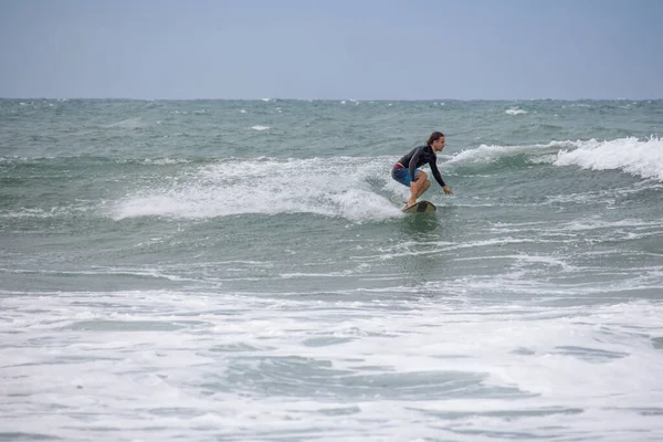 Baia Arugam Sri Lanka 2019 Surfista Bianco Solitario Che Surf — Foto Stock