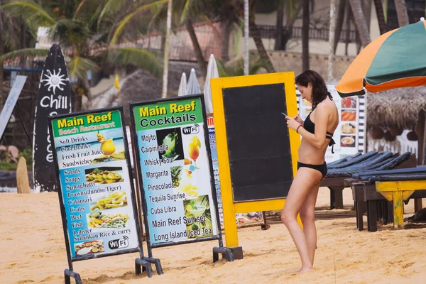 Hikkaduwa Sri Lanka 2019 Linda Menina Biquíni Branco Praia Com — Fotografia de Stock