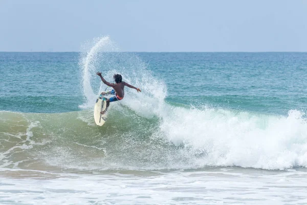 Hikkaduwa Sri Lanka 2019 Surfista Professionista Che Surf Sulla Spiaggia — Foto Stock