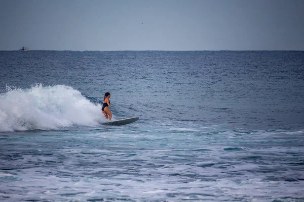 Hikkaduwa Sri Lanka 2019 Pro Surfmeisje Golven — Stockfoto