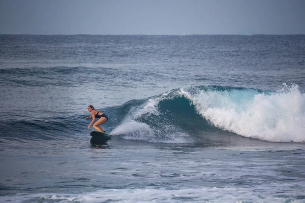 Hikkaduwa Sri Lanka 2019 Pro Surf Girl Cavalcando Alcune Onde — Foto Stock