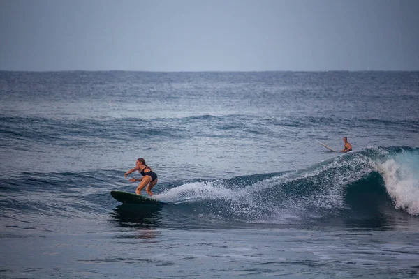 Hikkaduwa Sri Lanka 2019 Pro Surf Girl Cavalcando Alcune Onde — Foto Stock