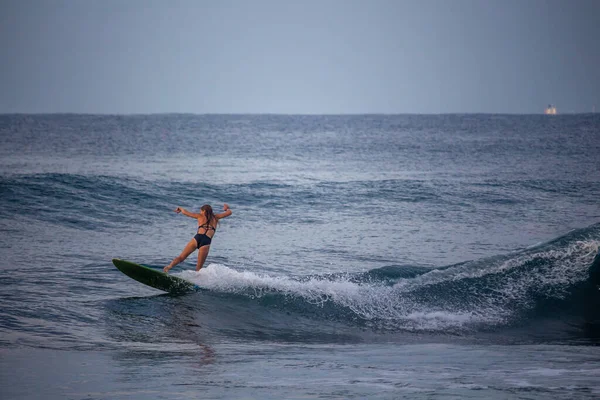 Hikkaduwa Sri Lanka 2019 Pro Surfmeisje Golven — Stockfoto