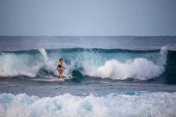 Hikkaduwa Sri Lanka 2019 Pro Surf Girl Cavalcando Alcune Onde — Foto Stock