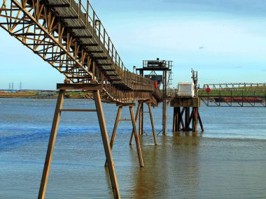 Nehirdeki gemileri yükleme / boşaltma için taşıyıcı