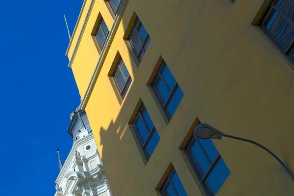 Αρχιτεκτονικές Λεπτομέρειες Λευκά Και Κίτρινα Προσόψεως Κτίρια Στην Κεντρική Λίμα — Φωτογραφία Αρχείου