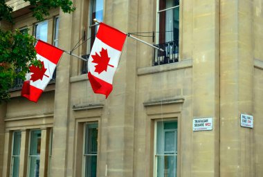 Trafalgar Meydanı, Londra, Birleşik Krallık - 7 Eylül 2019: Kanada 'nın Kanada Yüksek Komisyonu' nun İngiltere 'deki iki bayrağı