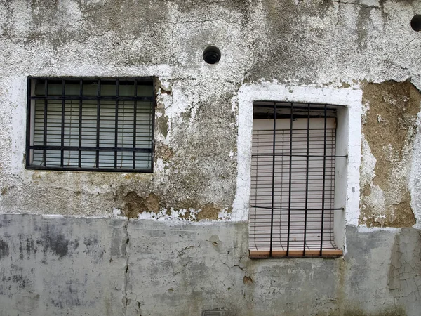 Fachada Edificio Antiguo Con Dos Ventanas Ciudad Española —  Fotos de Stock