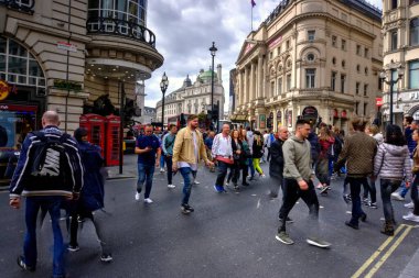 Londra, Birleşik Krallık - 7 Eylül 2019: Londra 'nın merkezindeki Haymarket' te karşıdan karşıya geçen sayısız turist hareketi bulanıklaştı