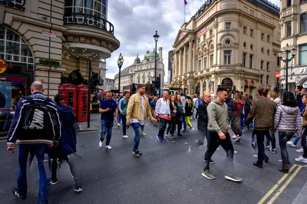London Großbritannien September 2019 Zahlreiche Bewegungsunscharfe Touristen Überqueren Straße Haymarket — Stockfoto