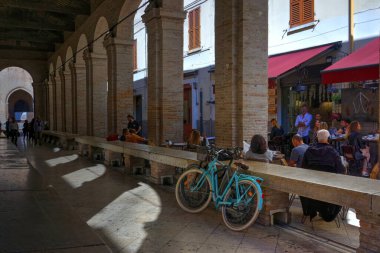 Rimini, İtalya - 20 Ekim 2019: Eski Balık Pazarı 'nda müşterilerin yemek, içmek ve sohbet etmek için küçük kafenin önüne park edilmiş iki bisiklet
