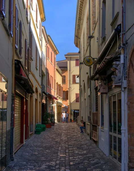 Rimini Italy October 2019 Narrow Street Cobble Stones Two Men — Stock Photo, Image