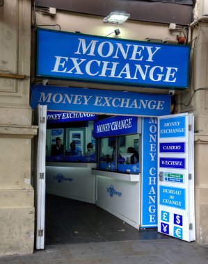 Londra, Birleşik Krallık - 7 Eylül 2019: Londra 'daki Para Takas Bürosu' nun harici hareketi yayaları bulanıklaştırdı.