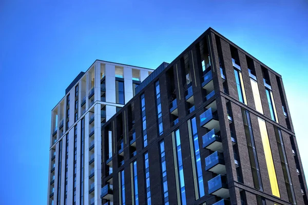 Duas Fachadas Edifícios Modernos Branco Marrom Contra Céu Azul — Fotografia de Stock