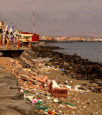 Chimbote, Peru - 18 Nisan 2018: Peru 'nun kuzeyindeki Chimbote limanında çöpler kıyıya vurdu