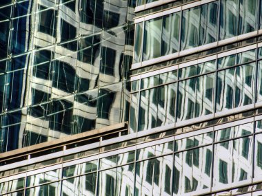 Docklands, Birleşik Krallık 'taki modern ofis cephesi, soyut ayna etkisini gösteriyor