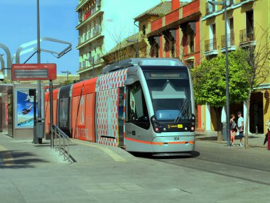 Seville, İspanya - 2 Nisan 2015: Tramvay durağında bekleyen turistler