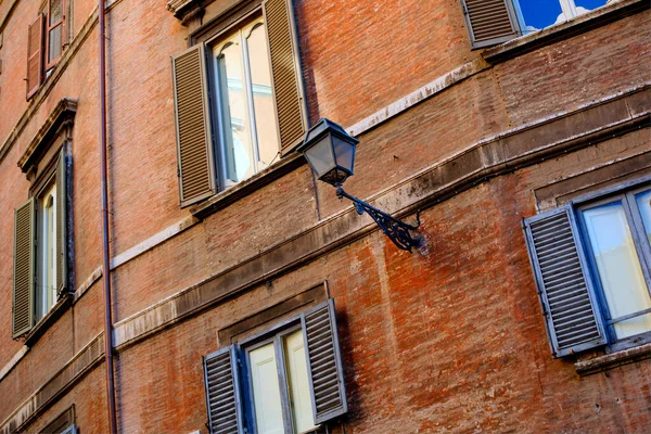 Vintage Facade Apartment Block Rome Italy Windows Blinds Lamp — Stock Photo, Image