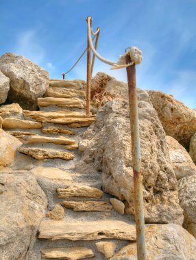 Güney İspanya 'da sahile giden basamaklar kesilip kaya oluşumuna dönüştürülüyor.