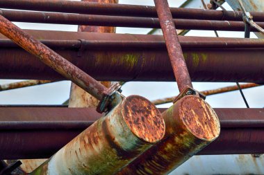 Kullanılmayan çelik yapı kötü durumda ve paslanmış.