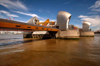 Londra, Birleşik Krallık - 23 Haziran 2018: Woolwich 'te Thames Bariyeri' nin iki rıhtımı ve akıntı yönünde yükseltilmiş bariyer bölümü