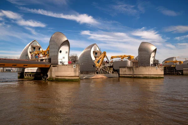 Londra, Birleşik Krallık - 23 Haziran 2018: Woolwich 'teki Thames Bariyeri' nin iki rıhtımı