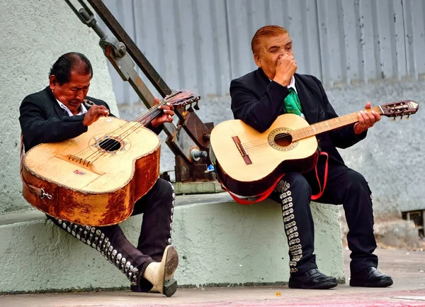 Tijuana México Octubre 2017 Dos Músicos Vestidos Con Trajes Tradicionales —  Fotos de Stock