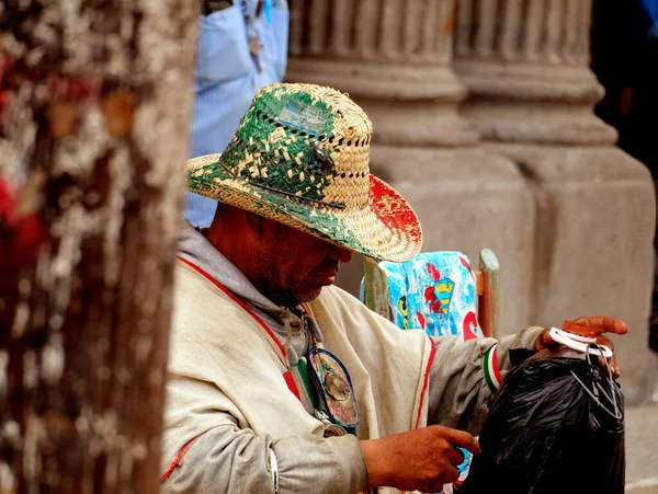 Tijuana México Septiembre 2015 Vendedor Ambulante Con Sombrero Colores Bandera —  Fotos de Stock