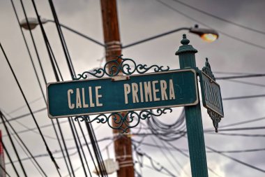 Tijuana, Meksika - 20 Ekim 2017: Birinci Cadde olarak tercüme edilen Calle Primera yeşil yol tabelası