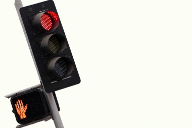 Kırmızı trafik işaretleri trafiğin durduğunu gösteriyor ve kırmızı el de yayaların durduğunu gösteriyor. Her şeyin beyaz kopya alanı ile durduğunu gösteriyor.