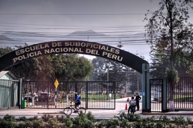 Lima, Peru - 27 Temmuz 2021: Polis memurları için polis akademisine giriş