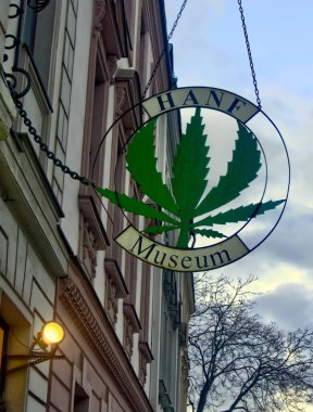 Berlin, Almanya - 26 Mart 2025: İmza Hanf Müzesi 'nin dışından sarkıyor