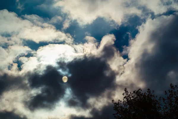 Sonne und Wolken am blauen Himmel — Stockfoto