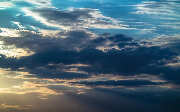 Moln i den blå himlen — Stockfoto
