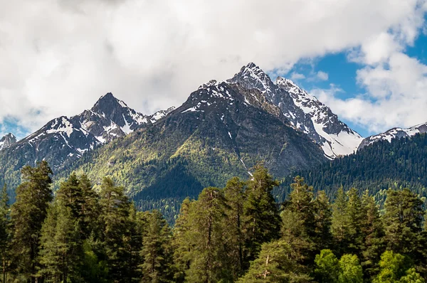 Berggipfel gegen den blauen Himmel lizenzfreie Stockbilder