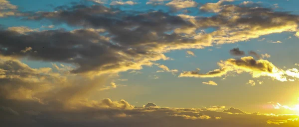 Nuvens no céu azul — Fotografia de Stock