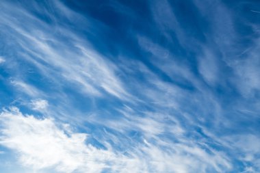 Gökyüzünde beyaz kabarık bulutlar