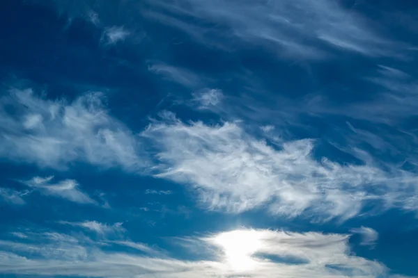 Weiße flauschige Wolken am Himmel — Stockfoto