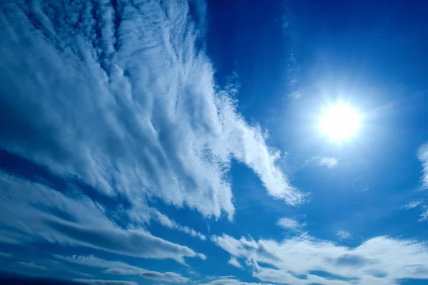 太阳和蓬松白云在蔚蓝的天空 — 图库照片