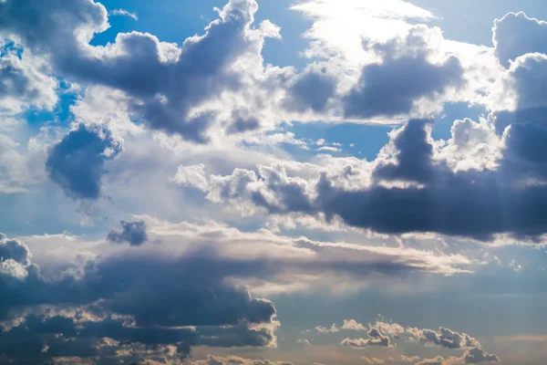 Moln på en blå himmel — Stockfoto