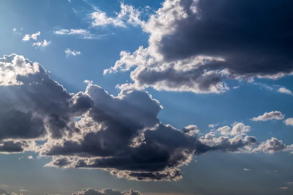 Σύννεφα σε γαλάζιο ουρανό — Φωτογραφία Αρχείου